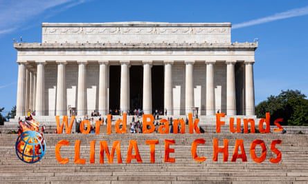 Ativistas climáticos protestam no Lincoln Memorial em Washington.