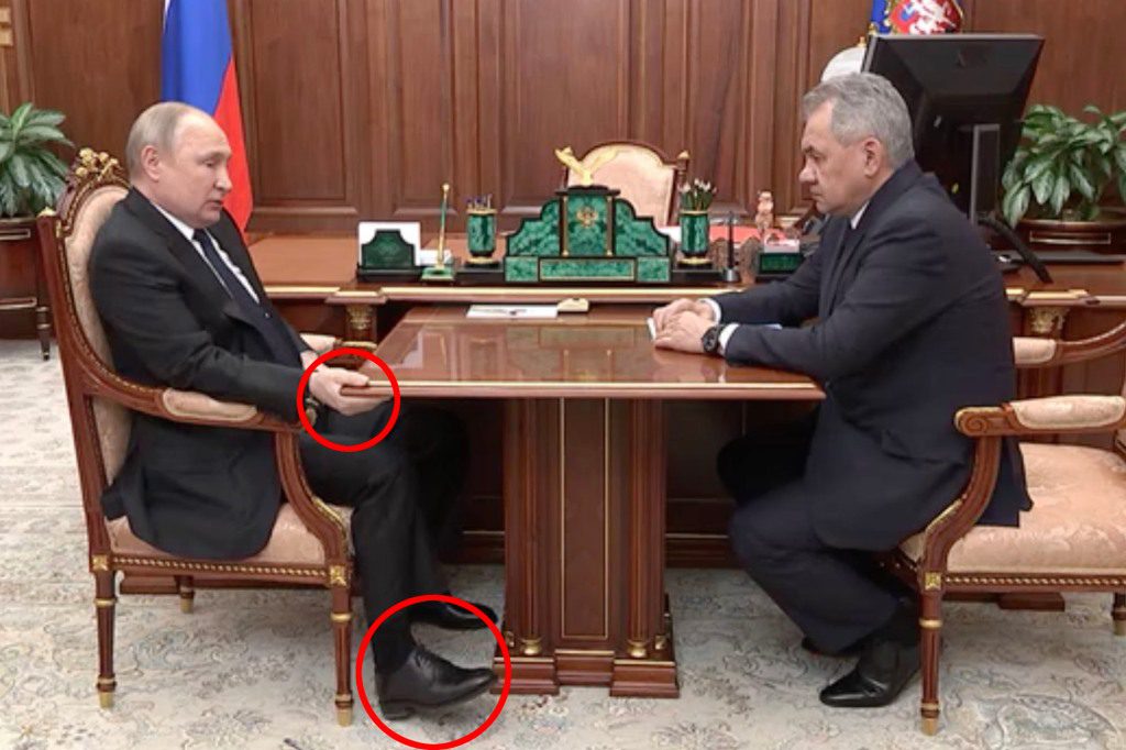 Vladimir Putin ocupa uma mesa em uma reunião recente, o que levou a especulações sobre sua saúde.