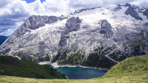 O cume de Punta Roca é visto depois que partes da geleira Marmolada desmoronaram nos Alpes italianos em meio a temperaturas recordes em julho.