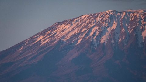 Monte Kilimanjaro coberto de neve ao nascer do sol em 2021. A UNESCO relata que as geleiras do Patrimônio Mundial derramam cerca de 58 bilhões de toneladas de gelo a cada ano.