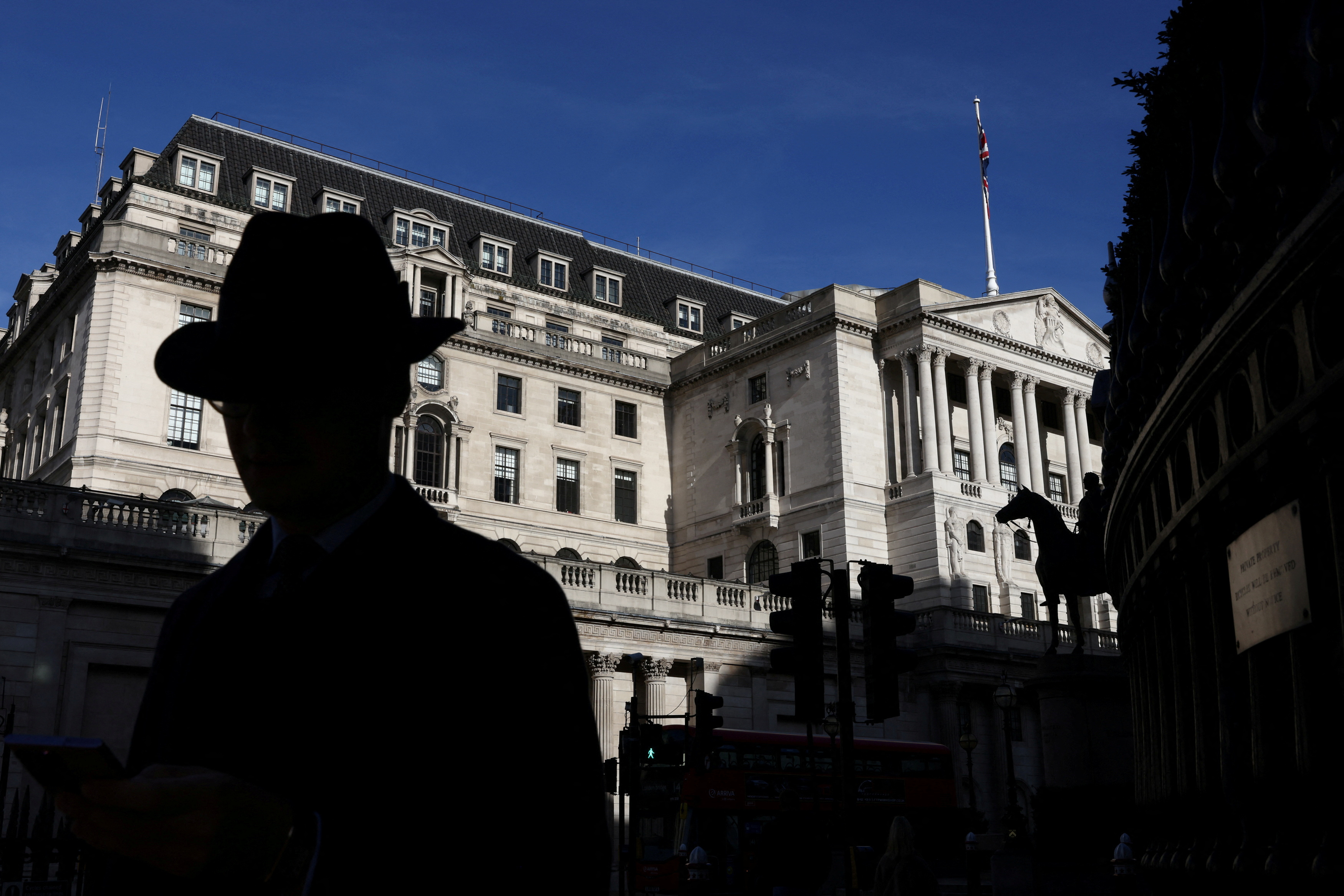 Uma pessoa passa pelo Banco da Inglaterra em Londres