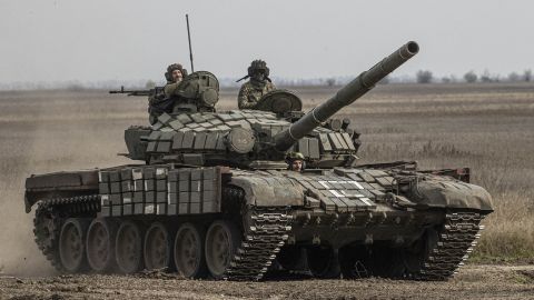 Um tanque ucraniano é visto enquanto as Forças Armadas da Ucrânia continuam a batalha na linha de frente na região de Kherson, Ucrânia, em 9 de novembro de 2022.
