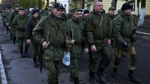 Cidadãos russos recrutados durante a mobilização parcial são enviados para zonas de coordenação de combate após uma convocação militar para a Guerra Russo-Ucraniana em Moscou, Rússia, em 10 de outubro de 2022.