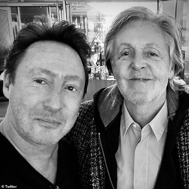 Catch-up: Paul recentemente esbarrou no filho sósia de John Lennon, Julian, no aeroporto JFK de Nova York - compartilhando uma selfie com o filho do ex-colega Julian Lennon