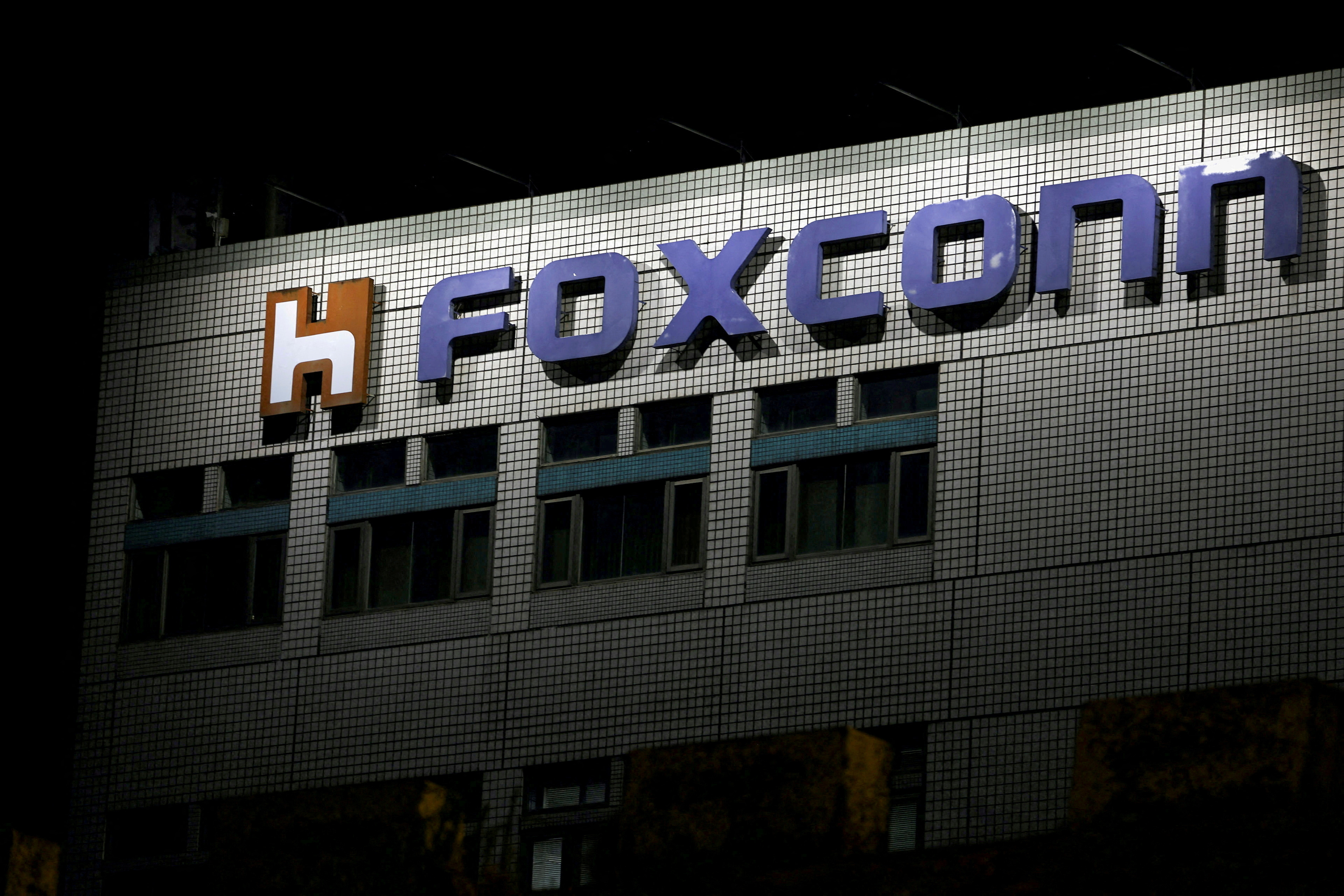 O logotipo da Foxconn aparece do lado de fora de um prédio da empresa em Taipei