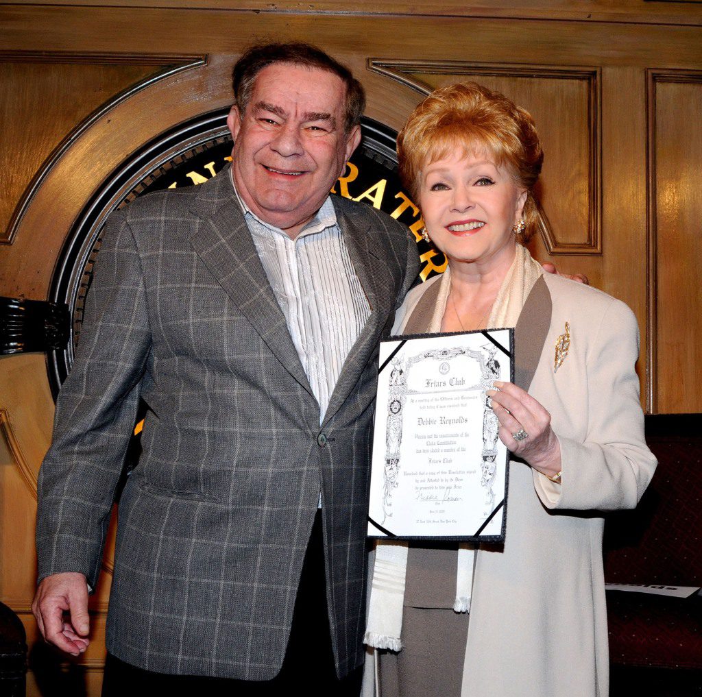 Freddy Roman e a atriz Debbie Reynolds no Friar's Club em 2009.