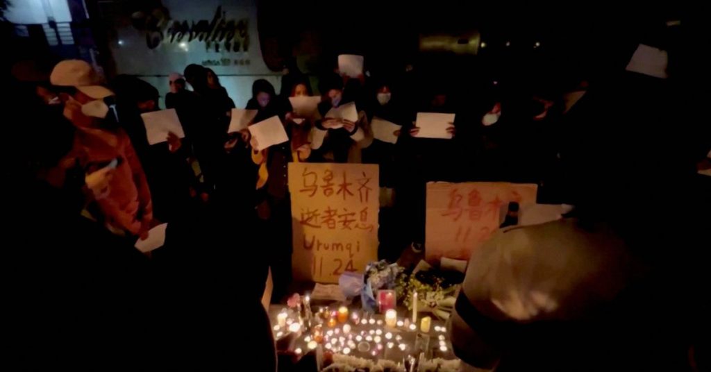 Protestos em Xangai e Pequim, à medida que aumenta a raiva pelas restrições da China à disseminação do coronavírus