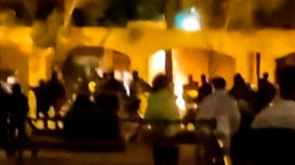 Clipes de vídeo que pretendem mostrar a casa do falecido líder iraniano Khomeini em chamas |  Notícia