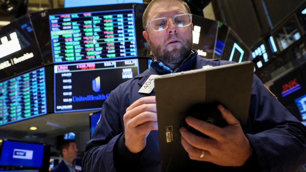 Futuros de ações caem enquanto os investidores aguardam as vendas no varejo de outubro