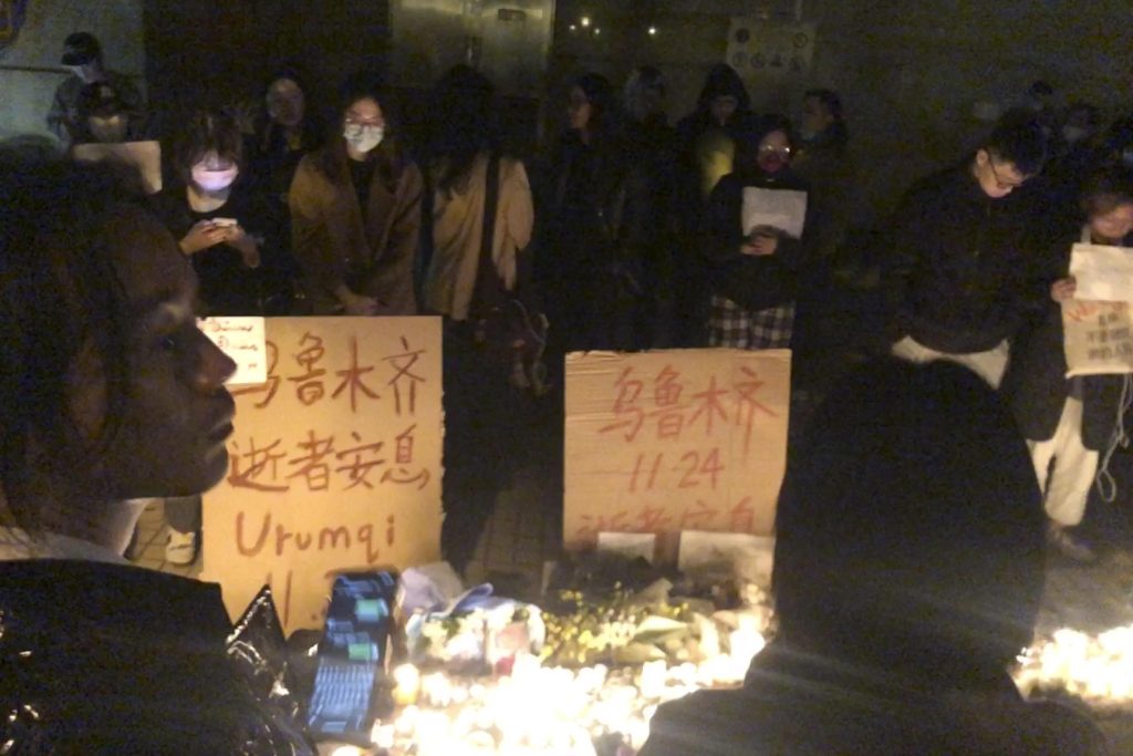 Mais protestos anti-COVID na China provocados por um incêndio mortal