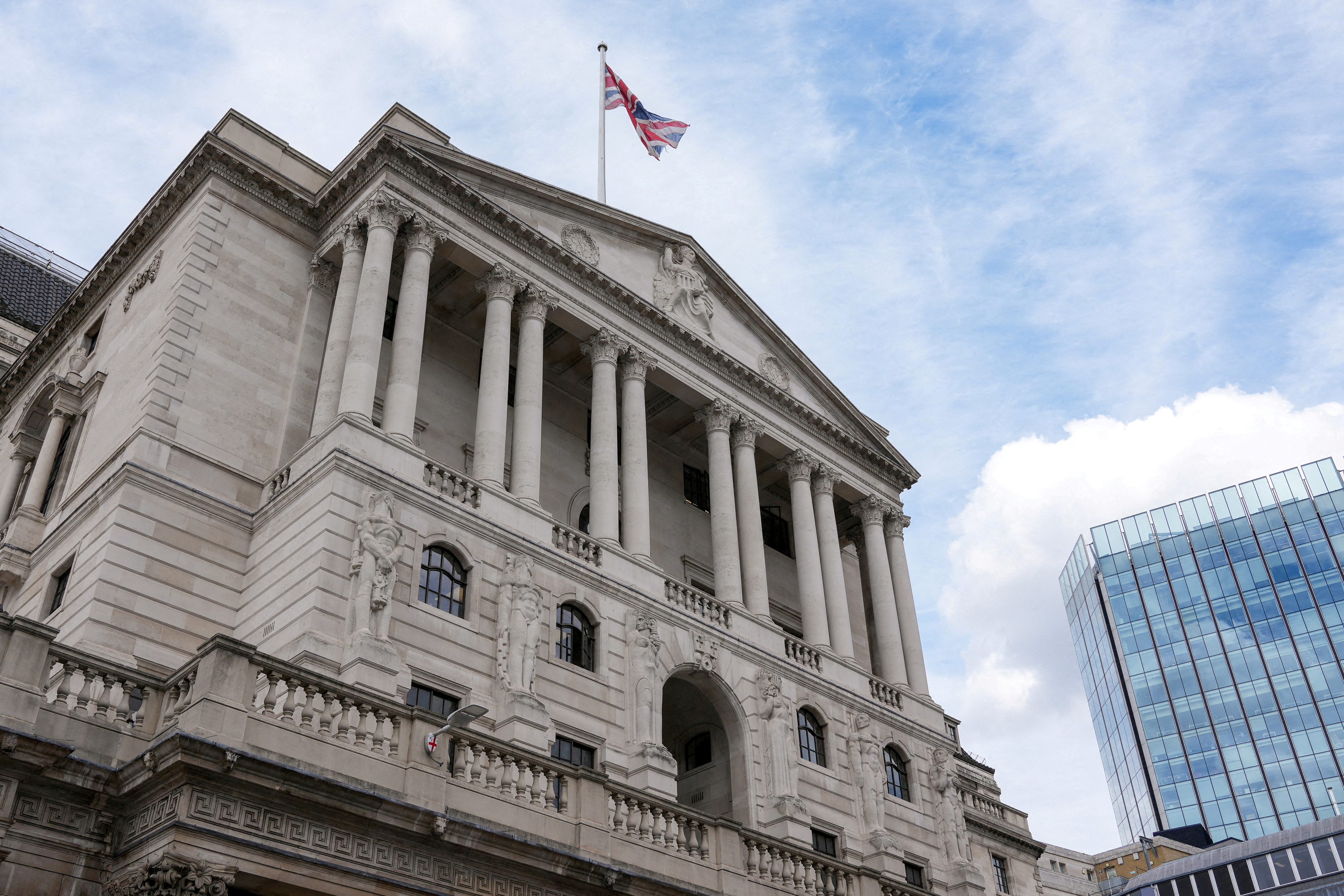Banco da Inglaterra aumenta taxa de juros para 1,75% enquanto inflação sobe para 13%