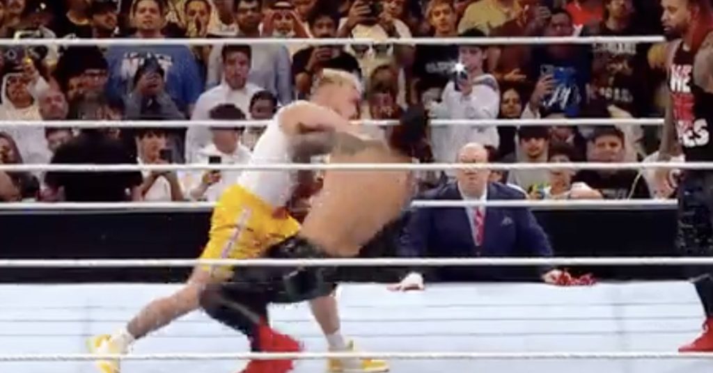 Vídeo: Jake Paul marca 2 'nocautes' com o irmão Logan Paul no WWE Crown Jewel
