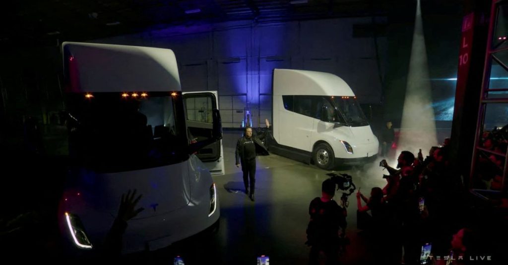 Musk entrega o primeiro caminhão da Tesla, mas sem atualização de produção e preços