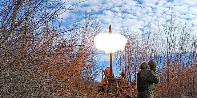 Membros armados da República Popular de Donetsk (DPR) disparam obuses na fronteira de Bakhmut em Donetsk, Ucrânia, em 1º de dezembro de 2022. 