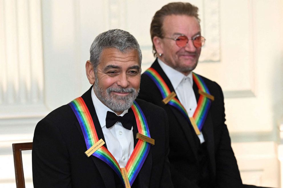 Foto: Kennedy Center Honors O ator americano George Clooney e Bono do U2 participam de uma recepção para os homenageados do Kennedy Center na Sala Leste da Casa Branca, em 4 de dezembro de 2022, em Washington.
