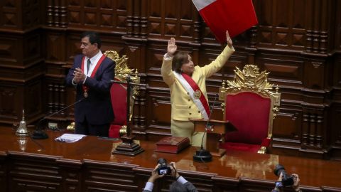 Dina Boulwart, do Peru, toma posse como presidente em Lima em 7 de dezembro de 2022.