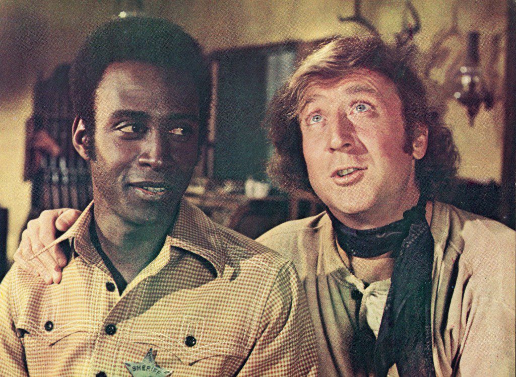 Gene Wilder (à direita) coloca o braço em volta do ombro de Cleavon Little em uma cena do filme, "selas flamejantes," Direção de Mel Brooks, 1974.