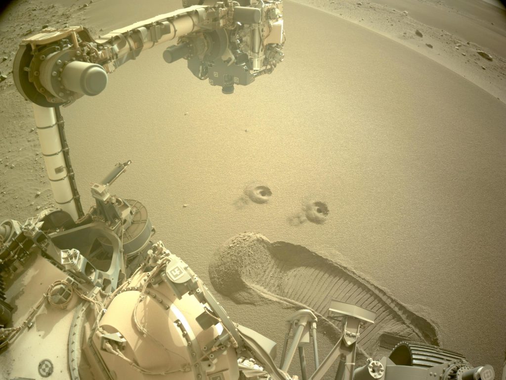 O rover Perseverance da NASA esbarra na sujeira em Marte