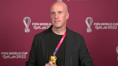 Wall é fotografado na cerimônia de premiação em Doha durante a Copa do Mundo. 