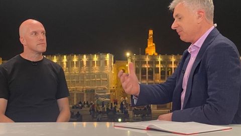 Grant Wahl (à esquerda) é entrevistado por Don Riddell, da CNN, no Catar. 