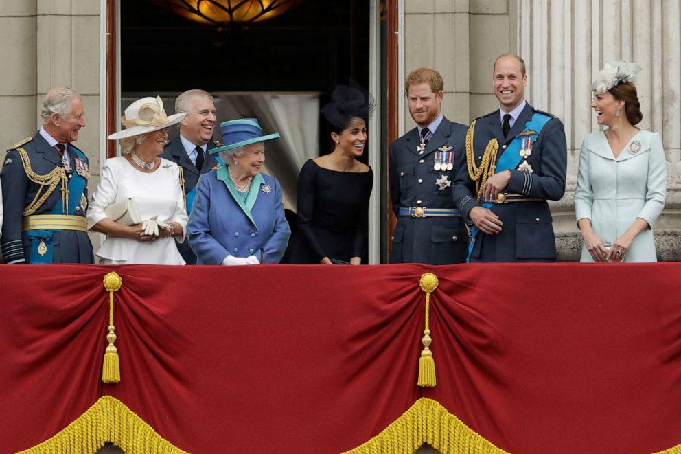 FOTO: Do arquivo - Rainha Elizabeth II da Grã-Bretanha, centro-esquerda, e da esquerda, Príncipe Charles, Camilla Duquesa da Cornualha, Príncipe Andrew, Meghan Duquesa de Sussex, Príncipe Harry, Príncipe William e Kate Duquesa de Cambridge, Londres, julho.  10 de 2018.