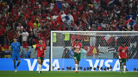 Os jogadores marroquinos parecem desolados depois de sofrer um gol para a França.