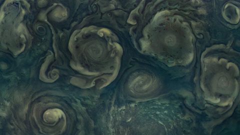 Juno capturou o furacão mais ao norte de Júpiter, visto à direita ao longo da borda inferior da imagem.