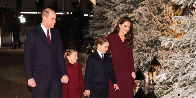Príncipe William, Príncipe de Gales;  Princesa Charlotte de Gales;  Príncipe George de Gales;  e Catherine, Princesa de Gales, está presente "juntos no natal" Serviço de Carol na Abadia de Westminster em 15 de dezembro de 2022 em Londres.