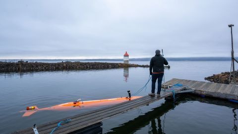 Um veículo subaquático autônomo chamado Hugin (esquerda) examina um lago norueguês.