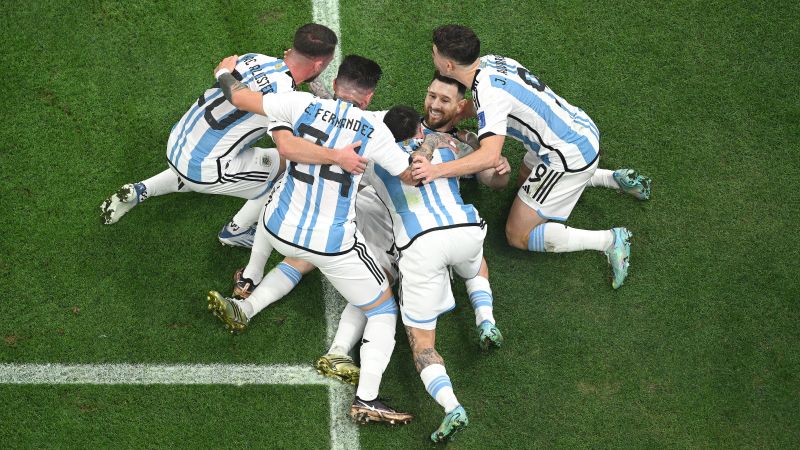A Argentina conquistou o título da Copa do Mundo inspirada por Lionel Messi depois de derrotar a França em uma final emocionante