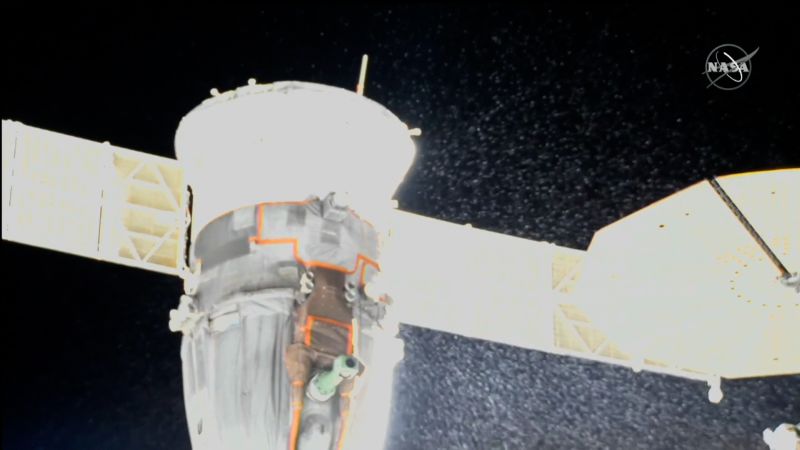 A espaçonave Soyuz atracou em um vazamento de refrigerante na Estação Espacial Internacional