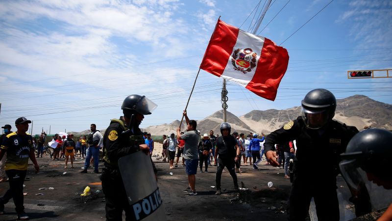 À medida que a raiva do público aumenta, os legisladores peruanos estão rejeitando a reforma necessária para desencadear eleições antecipadas