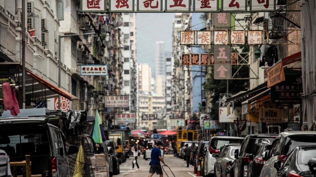 As ações de Hong Kong subiram cerca de 3% depois que relatórios disseram que a cidade estava considerando flexibilizar uma lei Covid