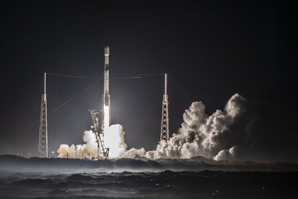 Assista a um foguete SpaceX lançar 2 satélites de comunicação em órbita hoje (16 de dezembro)