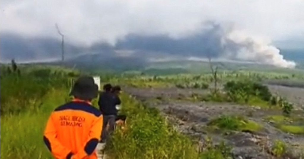 Indonésia eleva alerta de vulcão ao nível mais alto após Semeru entrar em erupção e evacuar 90 pessoas